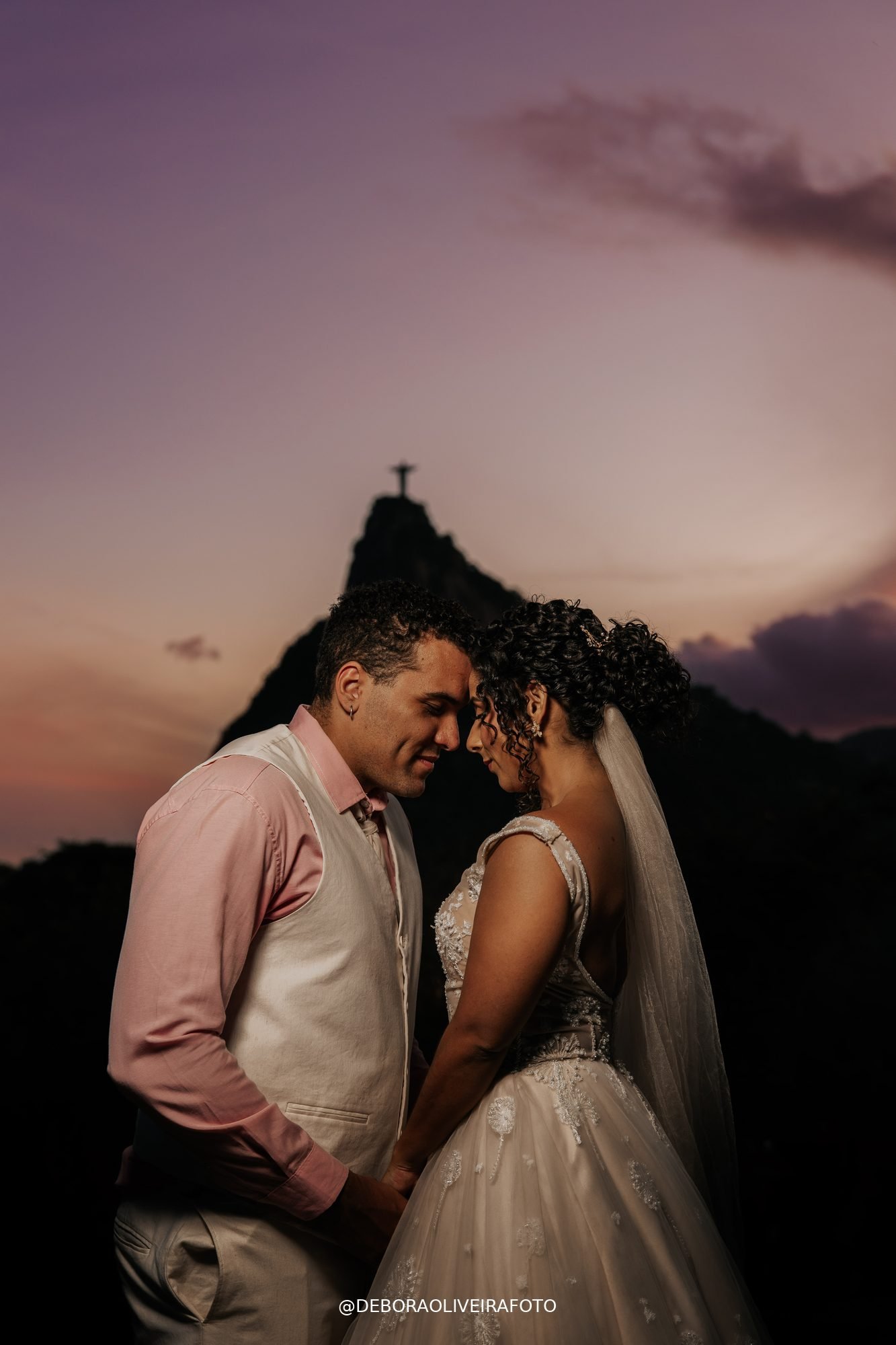 Couple elopement at sunset with Cristo Redentor silhouette - Rio de Janeiro